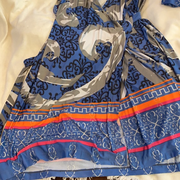 Adjustable wrap with three-quarter sleeves - Picture 3 of 3